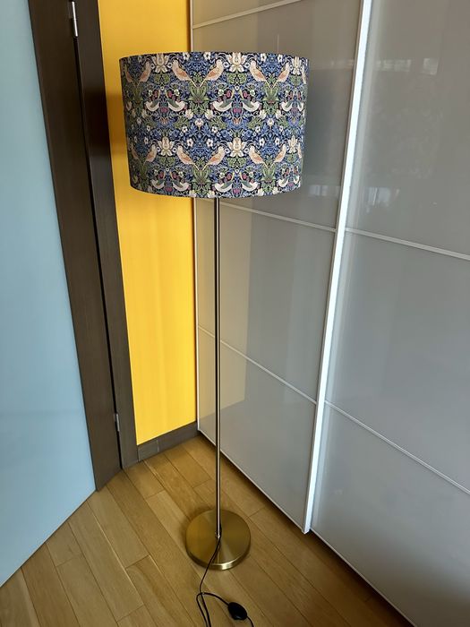 Przepiekna złota lampa z barwnym abażurem „Zlodziej truskawek”