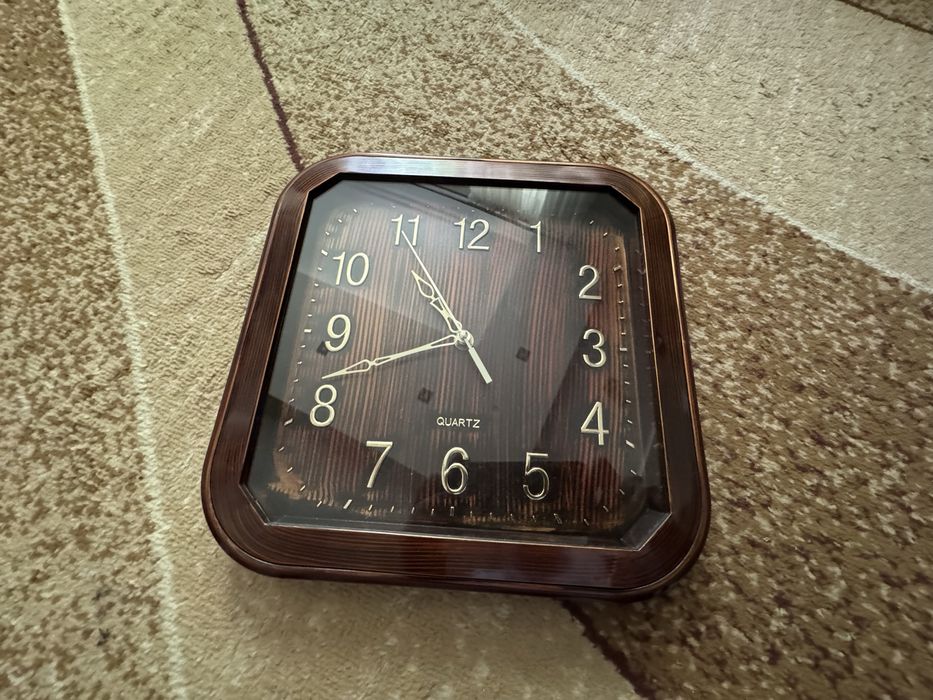 Zegar na ścianę brązowy 30*30 cm