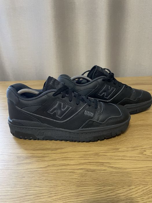повністю чорні шкіряні кросівки New Balance 550
