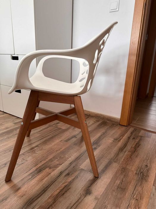 Cadeira branca em muito bom estado