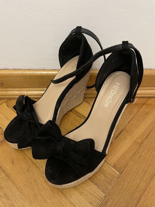 Buty na koturnie z kokardka
