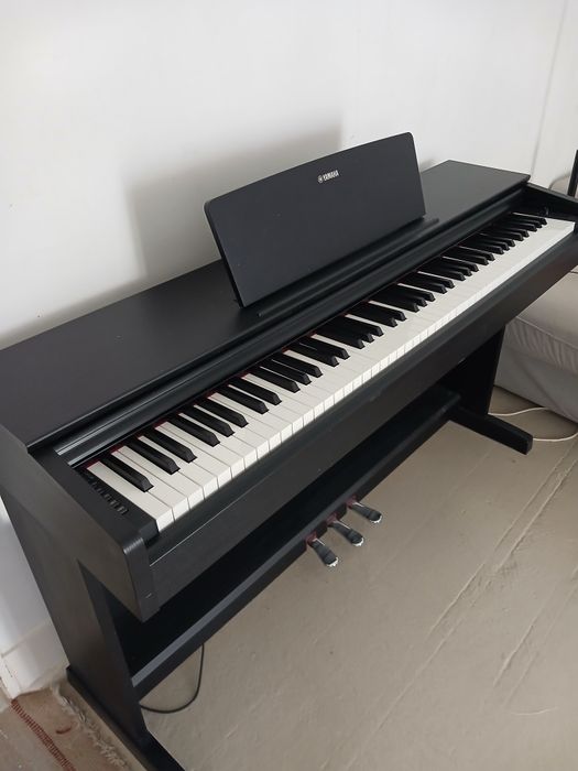 Piano- Yamaha Arius YDP-143- praticamente novo