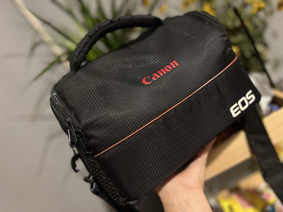 Продам фотоапарат Canon 4000D