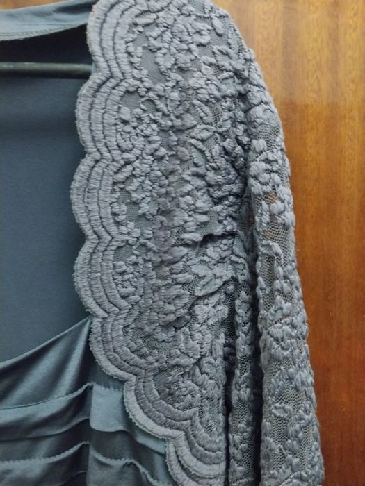 Женское платье серого цвета с гипюром.Стрейч