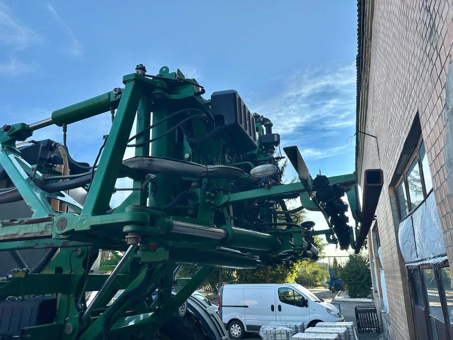 Самохідний оприскувач John Deere R4045