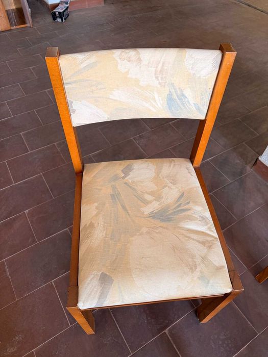 Cadeira em madeira maciça com assento estofado