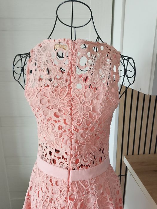 Pudrowo-różowa koronkowa sukienka , rozkloszowana S 36