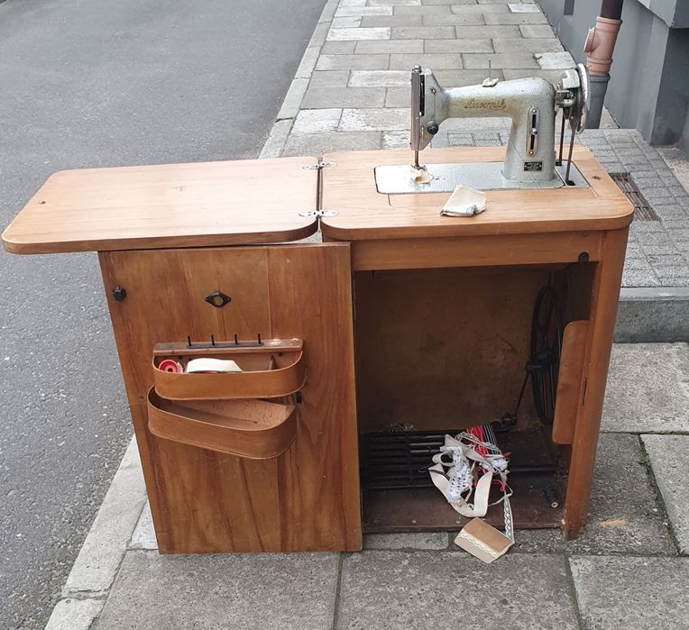 Zabytkowa maszyna do szycia w zabudowie Łucznik 82