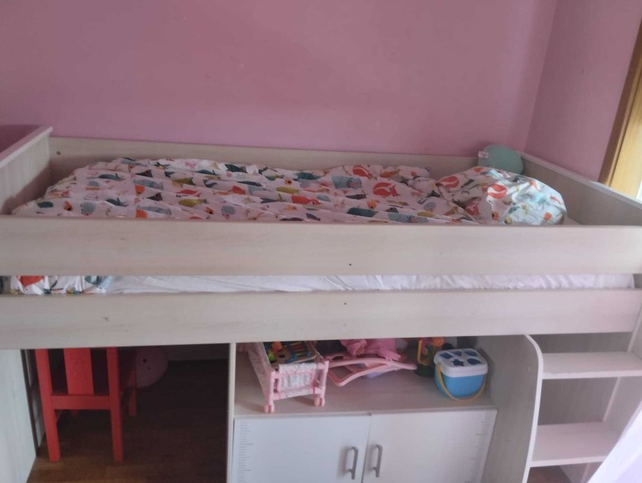 Cama beliche com secretária