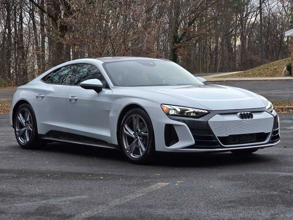 Audi e-tron      2023