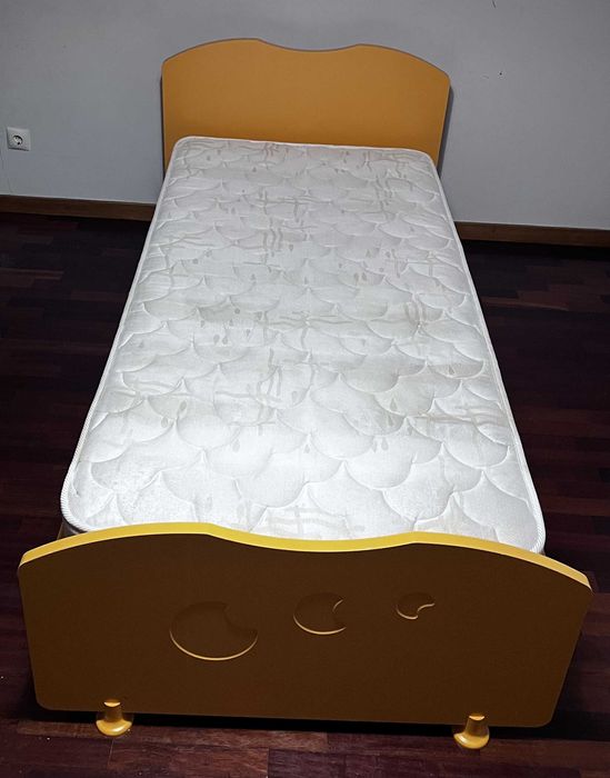 Cama de solteiro + colchão pikolin