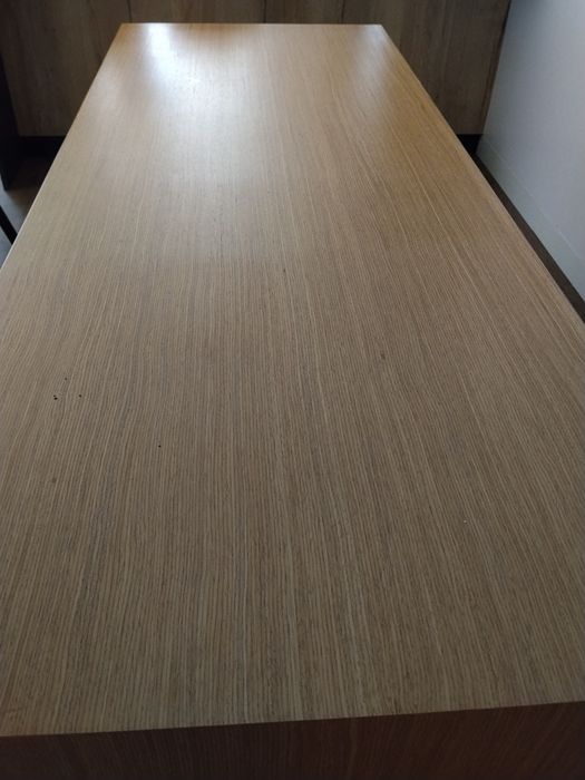 Mesa de escritório e 6 cubos de fixação de parede