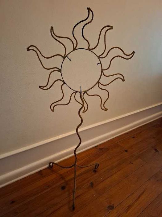 Sol em ferro forjado dourado - poderá servir como candeeiro