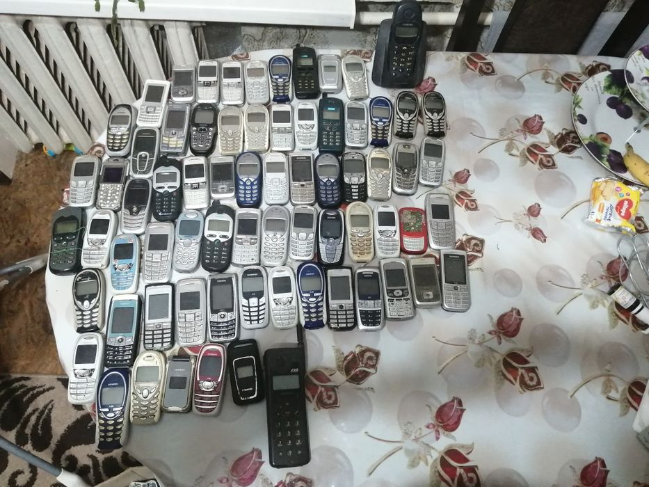 Продам лот телефонів сіменс а52 а57 с62 с75 сріблястого кольору