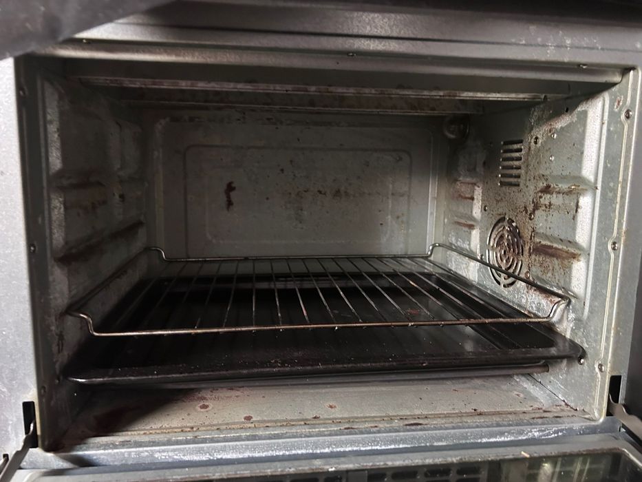 Forno  elétrico, com marcas de uso mais pegando perfeitamente