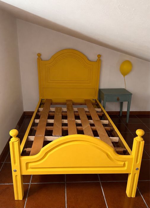 Cama juvenil individual em madeira