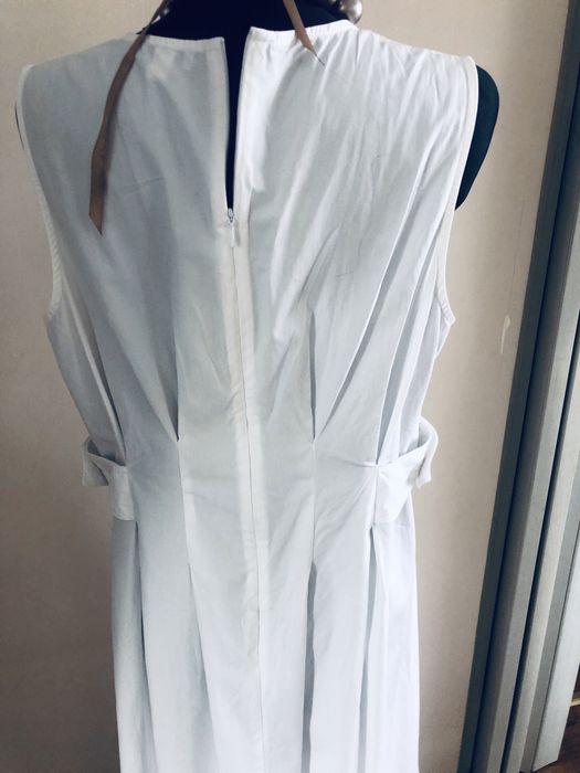 Długa biała sukienka