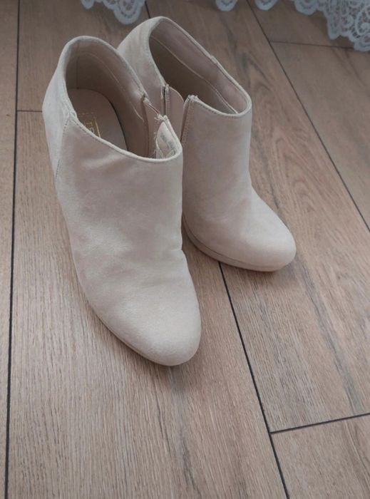 Botki biszkoptowe na obcasie