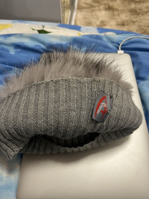 Вязана шапка з хутром чорнобурки