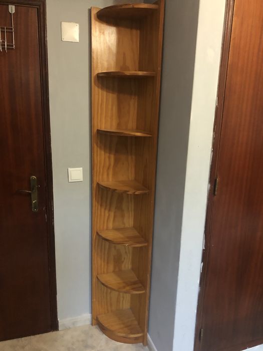 02 Estantes de  madeira de canto( cantoneiras)