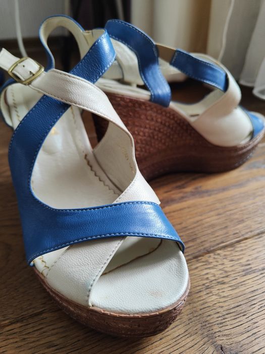 Шкіряні босоніжки на танкетці