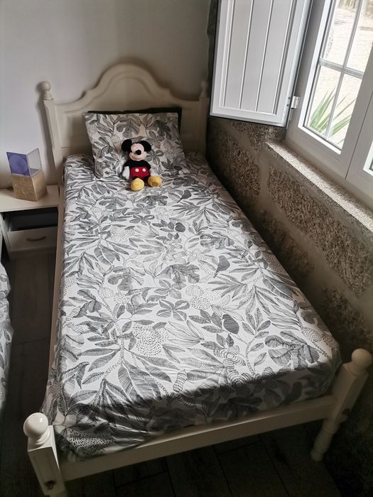 Cama de solteiro branca