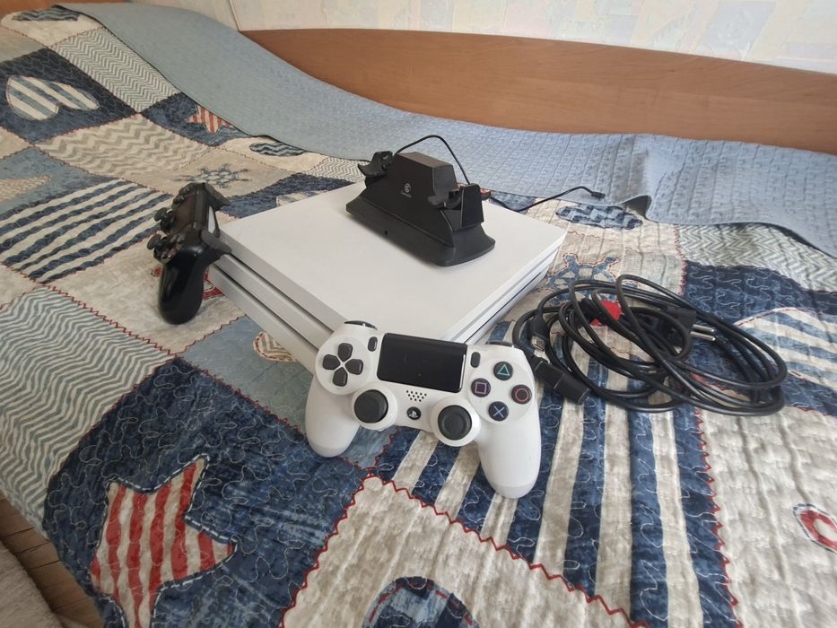 Sony PlayStation 4 Pro 1TB Glacier White белая модель (CUH-7116B) + 2 геймпада + Зарядка