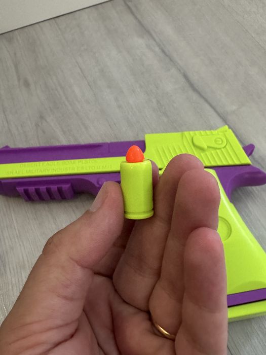 Arma de brincar estilo Desert Eagle