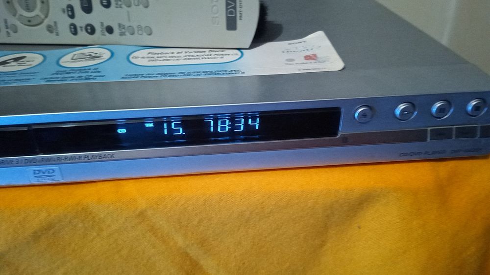 Leitor de Cd's e DVD's Sony com comando