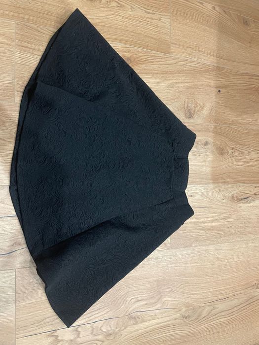 Czarna rozkloszowana spódnica