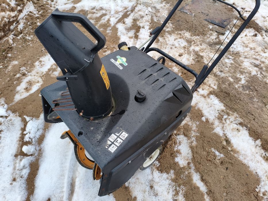 Odśnieżarka spalinowa z elektrycznym rozrusznikiem pług wirnikowy
