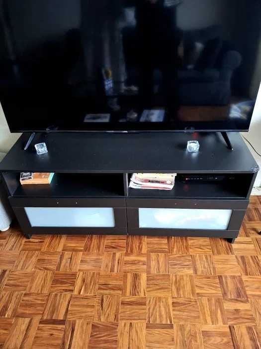 Móvel televisão preto com 2 gavetas grandes