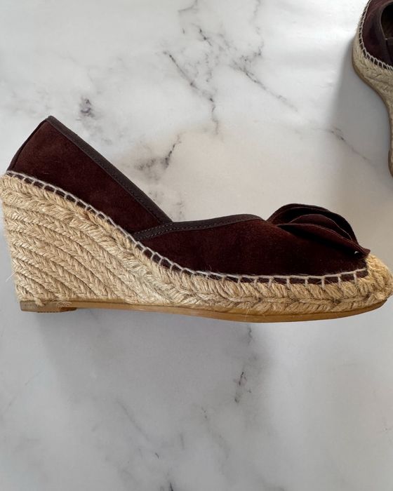 Sapatos cunha RAS em camurça castanha – Tamanho 37 – Necessitam personalização