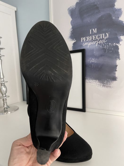 Zamszowe buty na obcasie