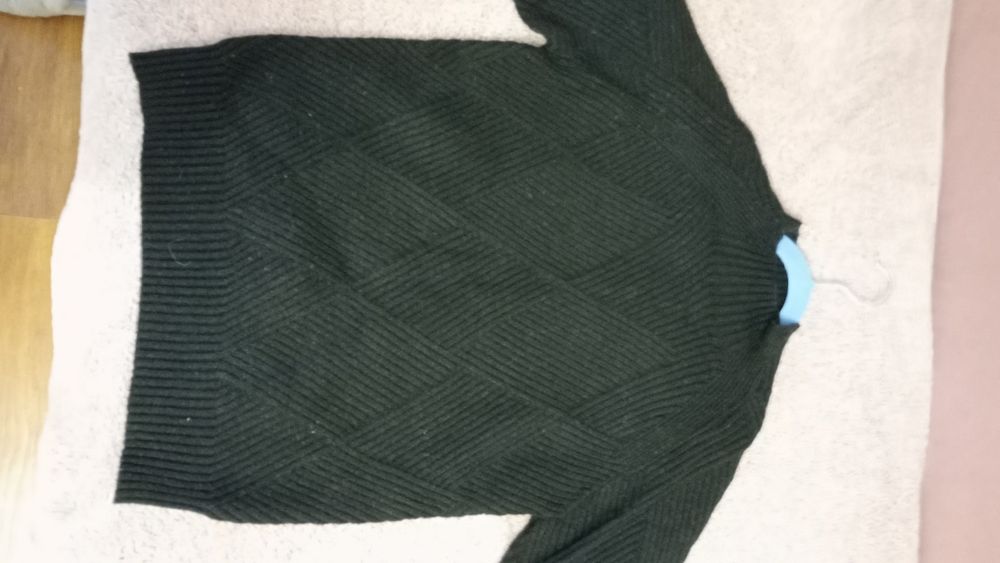 Czarny sweter damski