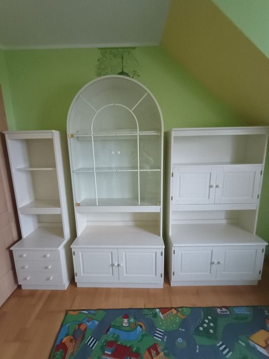 Zestaw mebli  drewnianych lakierowanych biały