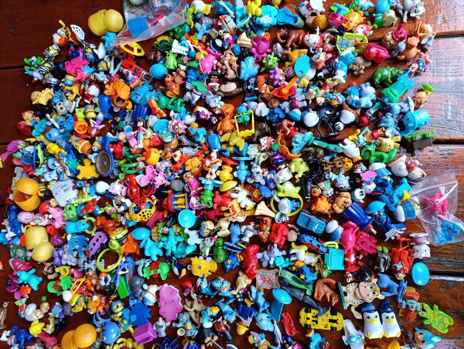 Величезний лот іграшок з кіндерів.