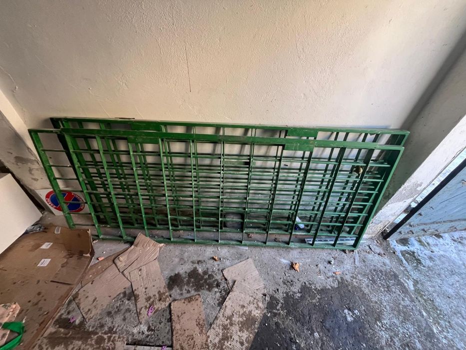 Krata z witryny sklepowej