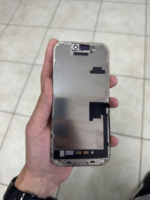 Дисплей iPhone 16 pro з дифектом