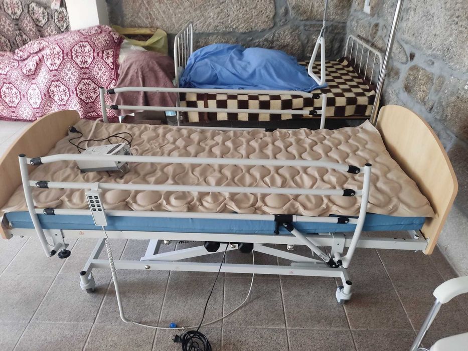 Cama elétrica, articulada e com colchão anti-escaras