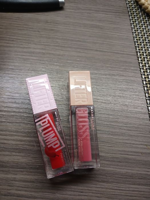 Продам блиск -плампер та блиск для губ Мейбелін 200 грн за 1 шт.