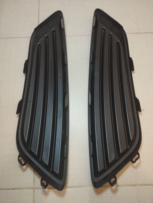 Заглушка, решітка протитуманних фар бампера Форд Фокус 3