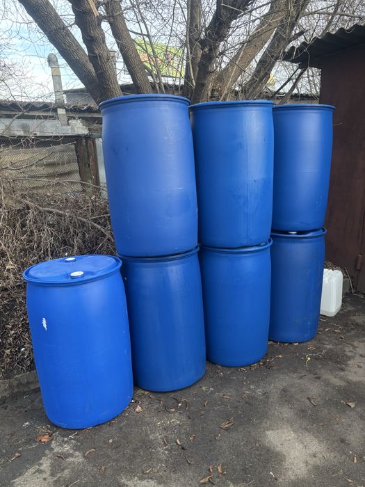 Продам бочки пластикові на 220л під дві пробки!