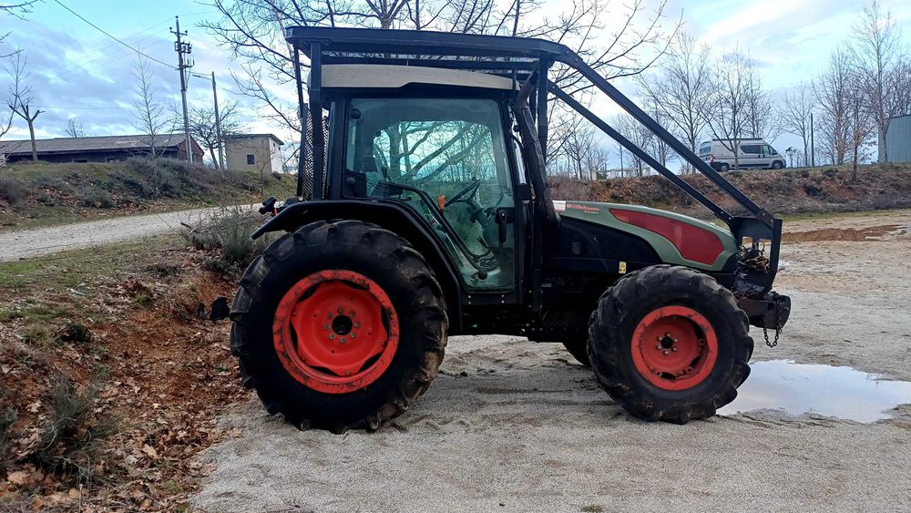 Trator em bom estado a trabalhar