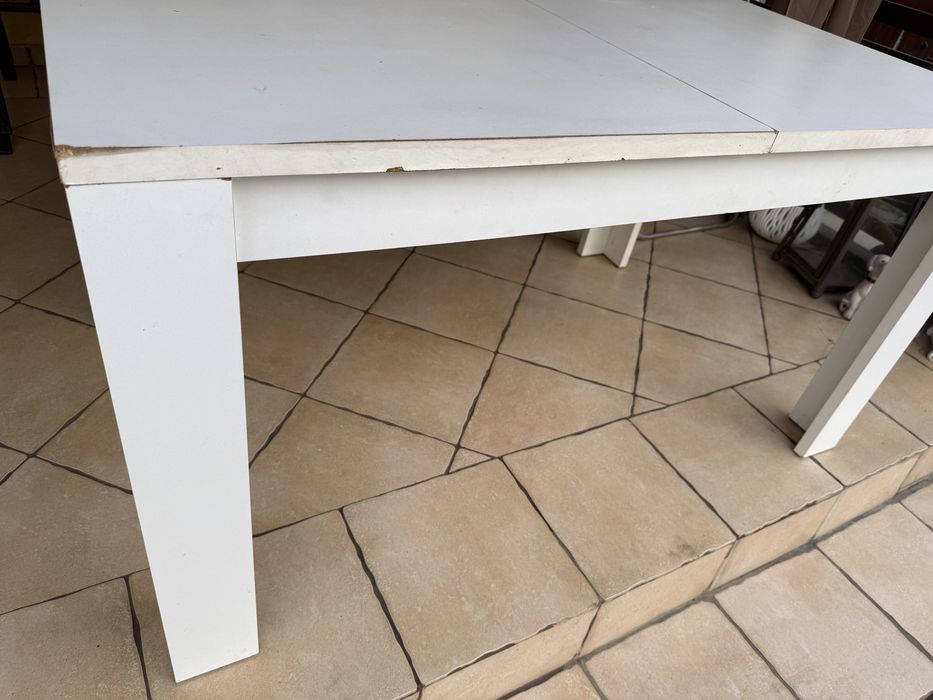 Stół kuchenny biały.