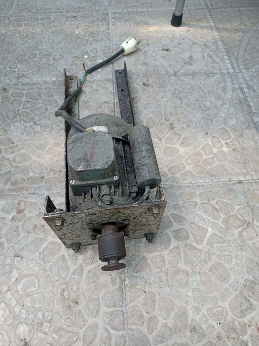 Motor elétrico 0,5 HP.