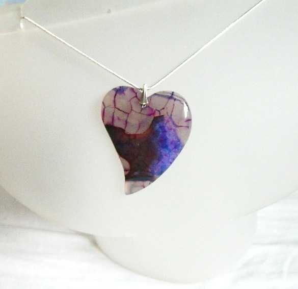 Fioletowy agat ognisty, wisiorek-serce na łańcuszku
