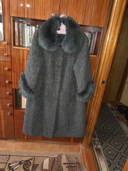 Пальто зимове темно-сіре.