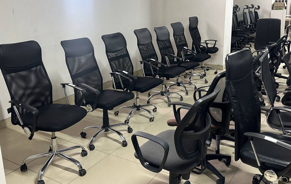 РРЗПРОДАЮ МЕБЛІ, столи тумби комоди стільці крісла стелажі полиці