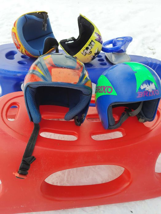 Продам лижі, сновборди, сани, боти.